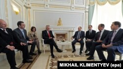 Președintele sârb Tomislav Nikolic și președintele rus Vladimir Putin împreună cu delegațiile lor, la reședința de stat Bocharov Ruchei din stațiunea Soci de la Marea Neagră, regiunea Krasnodar, Rusia, 24 mai 2013.