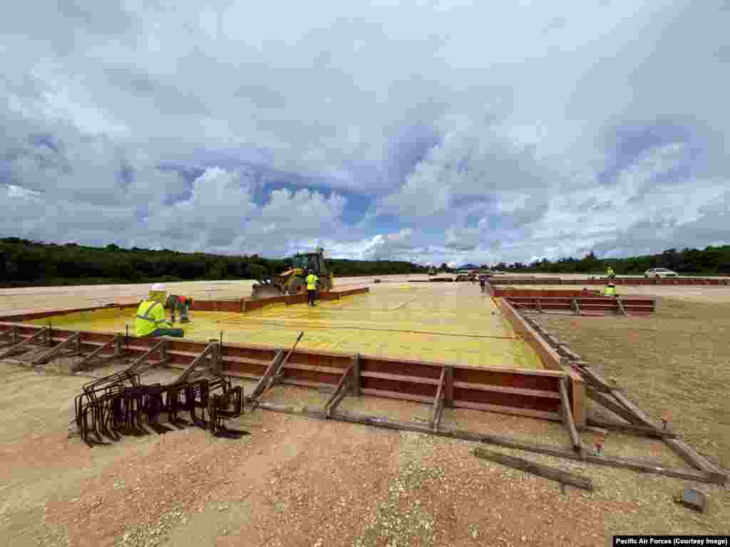 Аэродром на Тиниане, восстанавливаемый военными инженерами. Фото опубликовано 30 сентября.На фоне нынешней напряженности между США и Китаем из-за угроз Пекина в адрес Тайваня, Тиниан был выбран в качестве одной из нескольких военных баз времен Второй мировой войны, которые будут восстановлены в рамках стратегии «рассредоточения сил» в Тихом океане