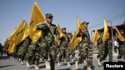 Harby eşigindäki adamlar.