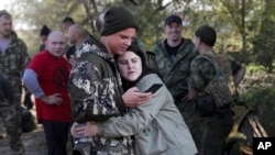 Un recrut rus și soția sa se îmbrățișează la o gară din Prudboi, în regiunea Volgograd din Rusia, în septembrie 2022, după ce președintele Vladimir Putin a anunțat o mobilizare parțială.