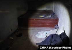 ხერსონის დროებითი დაკავების იზოლატორის ერთ-ერთი საკანი. ფოტო გადაღებულია უკრაინის შეიარაღებული ძალების მიერ ხერსონის განთავისუფლების შემდეგ.