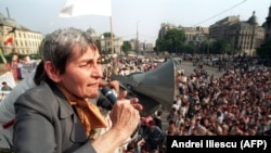 Doina Cornea vorbindule demonstranților din Piața Universității, București, 23 mai 1990
