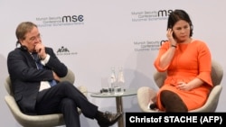 Propunerea de candidat pentru cancelarul Germaniei al partidului verde, Annalena Baerbock (dreapta) și propunerea partidului CDU, Armin Laschet (stânga).