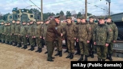 Камандзір беларускага 56-га асобнага палку сувязі падпалкоўнік Павел Чайка сустракае расейскіх вайскоўцаў з 200-й асобнай гвардзейскай мотастралковай Печангаўскай брыгады разам з тэхнікай на станцыі Азярышча пад Менскам. 30 красавіка 2025 году