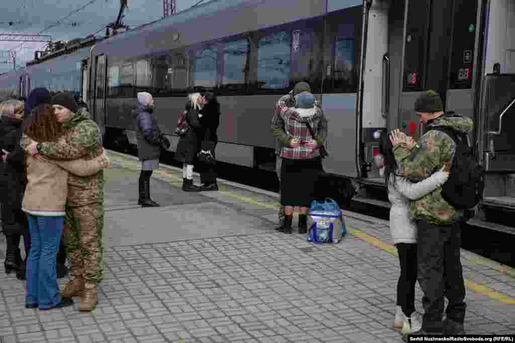 Поезда в Краматорск шли со всей Украины, в том числе из западных Ивано-Франковской и Львовской областей, а также из Херсона — города на юге страны, который подвергается практически ежедневным атакам российских войск, занявших противоположный берег Днепра