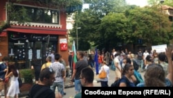 През юли пред ресторант "Осемте джуджета" се проведе демонстрация, която беше част от продължаващите вече близо 50 дни протести с искания за оставките на правителството и главния прокурор Иван Гешев