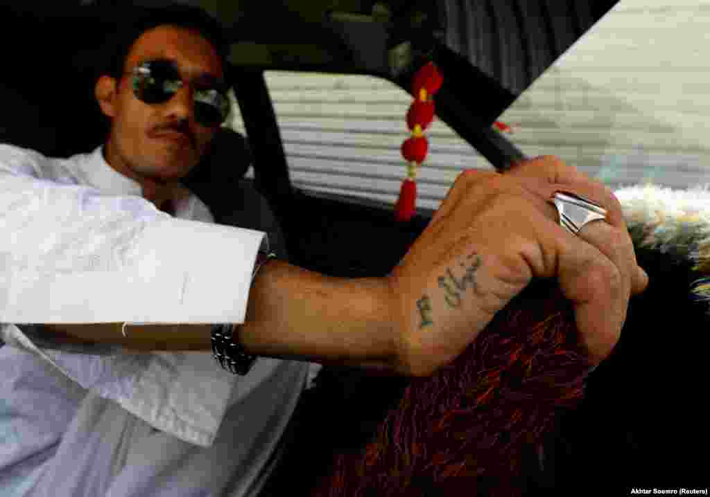 Таксист в Хазара-тауне. Мужчина вытатуировал на руке имя своего друга, ставшего жертвой взрыва бомбы.