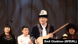 "Сирендериң гүлдөдү, сен таштап кеттиң дүйнөнү". Элмирбексиз беш жыл  