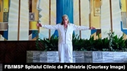 Solistul trupei Rammstein, Till Lindemann, fotografiat în incinta Casei de Cultură a Spitalului Clinic de Psihiatrie de la Chișinău, unde au avut loc filmările pentru clipul „Prostitution” al artistului