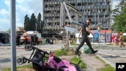 Căruciorul în care se afla Liza, fetița de 4 ani cu sindrom Down ucisă în atacul cu rachete de la Vinița din 14 iulie 2022