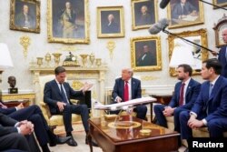 Președintele american Donald Trump se întâlnește luni, la Casa Albă, cu șeful NATO, Mark Rutte.