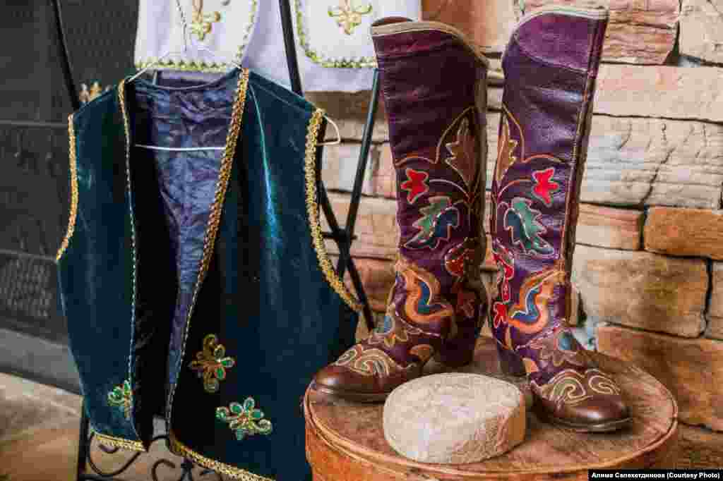 Балаларна татар милли киемнәр турында сөйләделәр дә, күрсәттеләр дә