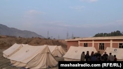 چارواکو په ټل کې د نجونو په کالج کې د کورمې بې کوره شویو لپاره خیمې لګولې دي - د جنورۍ ۲۰مې انځور.