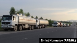 Грузовые автомашины на трассе Бишкек - Ош.