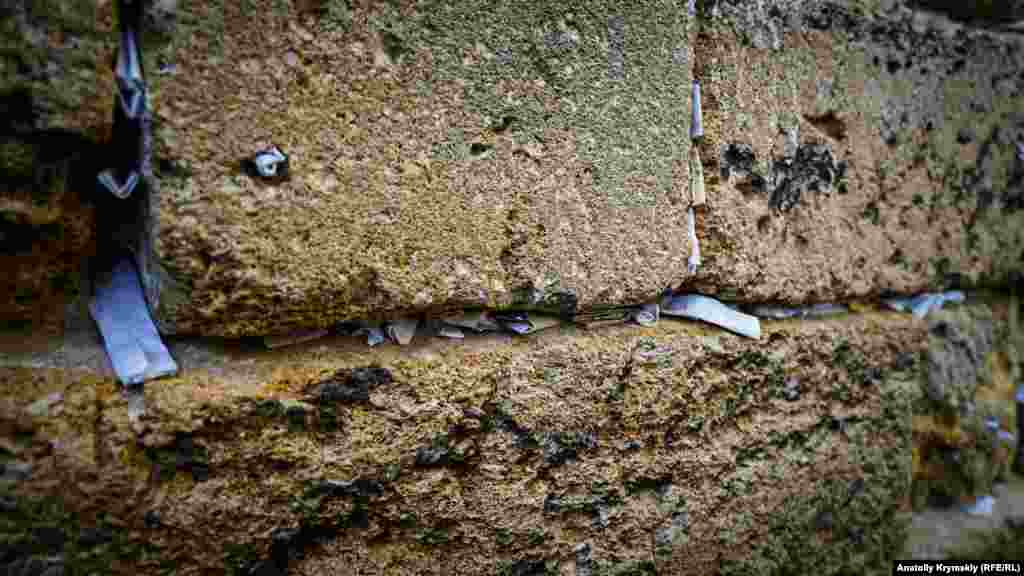 İstegenler qaburçaq taşlarınıñ arasına Tañrığa dualar ile tezkerelerini qaldıra bileler