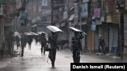 هندي سرتېري د سرینګر پر سړکونو ګزمه کوي