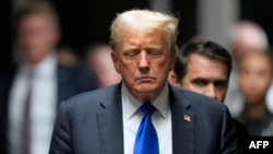 Бившият президент на САЩ Доналд Тръмп върви, за да говори с медиите, след като беше осъден в Манхатънския наказателен съд в Ню Йорк.