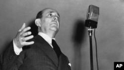 Jan Masaryk, fiul primului președinte al Cehoslovaciei, în timpul adresării către 6.000 de americani cu origini cehe și slovace în Chicago - 15 martie 1939.