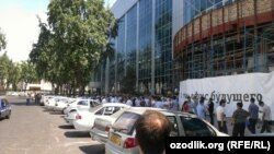 Алоқасиз қолган МТСнинг собиқ мижозлари бошқа мобил операторлари биноларига ёпирилди.