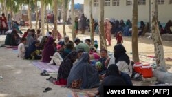 Согуштан улам Ооганстандын ичинде жер ооштурууга аргасыз болгон качкындар. Кандагар. Июль, 2021-жыл.