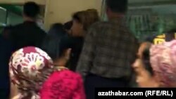 Döwlet dükanynyň öňündäki nobat, Aşgabat 