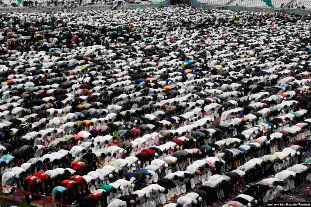 Катарның Әл-Раян шәһәре стадионында бәйрәм намазы. 