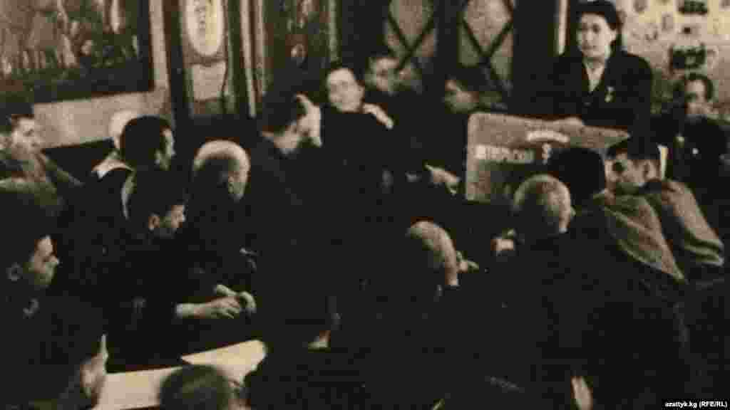 Кыргызстандан барган делегациянын атынан сүйлөп жаткан Күлүйпа Кондучалова. Ленинград. 1943-жыл. ​(Мамлекеттик тарых музейинен алынган сүрөт)