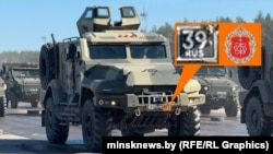 Colaj RFE/RL. Blindate rusești pe aerodromul Lipki, lângă Minsk. Plăcuțele de înmatriculare au codul numeric 39, aparținând cel mai probabil Direcției Principale 12 a ministerului rus al Apărării (stema apare în colaj). Fotografie din ziarul „Minskaia Pravda”, din 3 aprilie 2025.