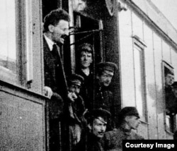 Троцкий в поезде, 1917