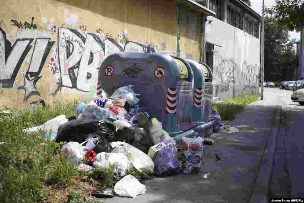 Građani su u komentarima premijeru Forti napisali da "grad nikad nije bio prljaviji", na šta je premijer odgovorio: "Nije tačno". Građani su potom potvrdili da je "bilo gore jedino u ratu".&nbsp;