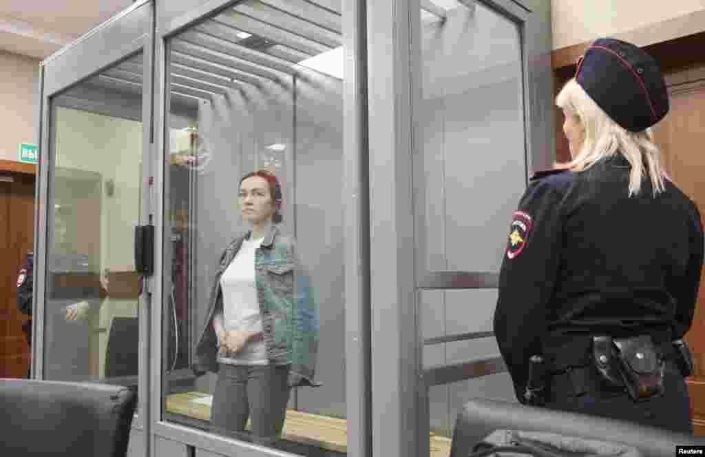 Алсу в "аквариуме" во время судебного заседания в Казани, 31 мая 2024 года&nbsp;