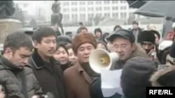 Айнур Курманов (в центре, с мегафоном) читает резолюцию демонстрации протеста. Алматы, 16 декабря 2008 года.  