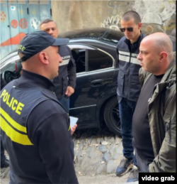 პოლიცია აკავებს შალვა ჩუბინიძეს.