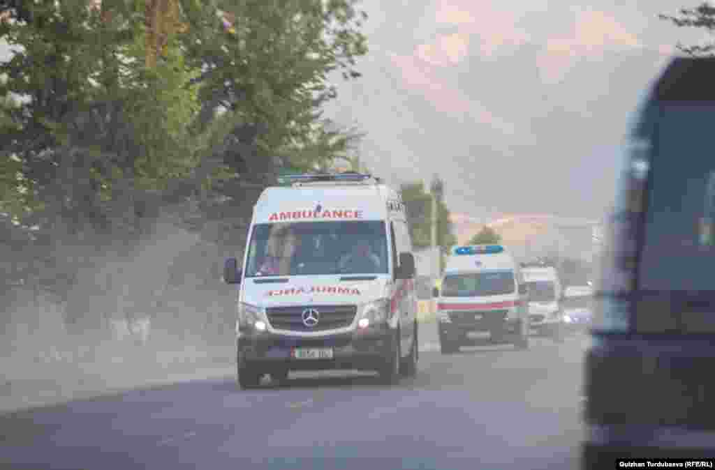 Кой-Таштан келаткан "Тез жардам" кызматынын унаалары.&nbsp;