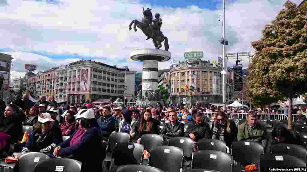 Плоштадот Македонија се полни со посетители кои сакаат да го слушнат Папата