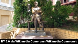 Памятник Михаилу Булгакову на Андреевском спуске в Киеве. Архивное фото