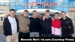 Эрик Шайхутдинов (третий слева), военнослужащий "Курим" (второй слева) и Максим Галимов (третий справа). 