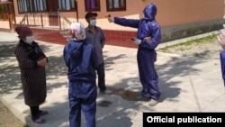 Жарандарга COVID-19  илдети тууралуу түшүндүрүп жүргөн дарыгерлер. Май, 2020-жыл.