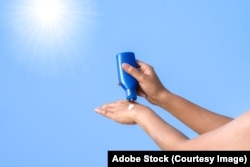 Expunerea la soare, chiar și dacă aplici creme protectoare, este sigură doar în intervalele recomandate – dimineața devreme (până la ora 11:00) și după-amiaza târziu (după ora 16:00).