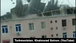 Türkmenabada gelen harasat jaýlaryň üçeklerini goparýar. Arhiw suraty