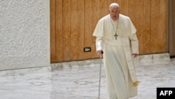 پوپ فرانسېس په واټیکان کې د کیتلېک ښوونکو د ټولنې له مشرانو او غړو سره د لیدو لپاره روان دی - د ۲۰۲۵ز کال د څلورمې انځور.