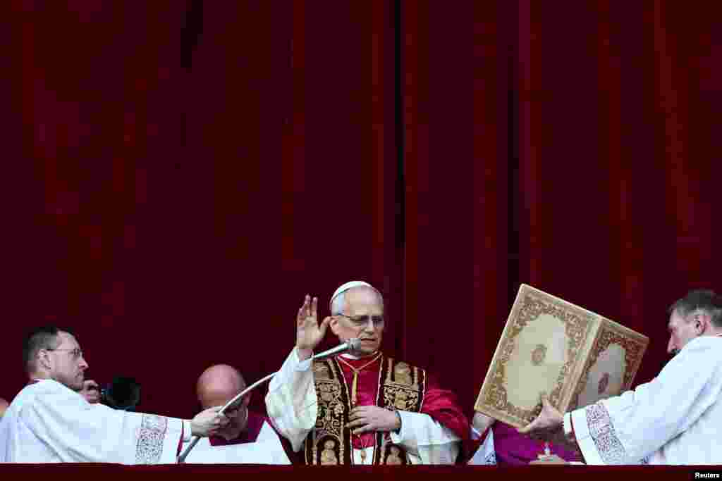 Новаабраны папа Леў XIV, кардынал Робэрт Прэво з ЗША, зьвяртаецца з пасланьнем «Urbi et Orbi» (гораду і сьвету) з гаўбца базылікі Сьвятога Пятра ў Ватыкане, 8 траўня 2025 году