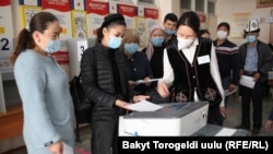 На одном из избирательных участков в городе Бишкеке, 4 октября 2020 г.