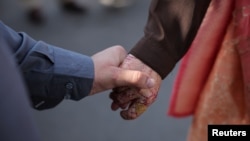 پاکستاني وګړي صاحبزاده منادي احمد خپل هېواد ته تر اوښتو مخکې د خپلې هندۍ ښځې ذکیې فردوس لاس نیولی دی. دواړو په وروستیو کې واده کړی او احمد د اپرېل پر ۲۵مه د اټاري او واګې پر پوله پاکستان ته واوښت.