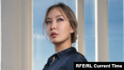 С Асель Курманбаевой Назарбаев, по его признанию, заключил «мусульманский брак». По законам страны он считается недействительным