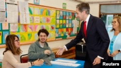 Premierul Irlandei Simon Harris votează în alegerile europarlamentare la alegerile locale din Irlanda. 7 iunie
