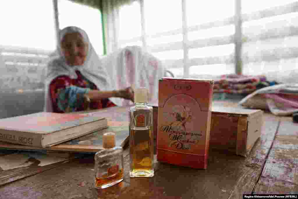 Духи считались роскошным подарком. Вот этот флакончик "Международный женский день" стоил 4 рубля. На рубль можно было ребенка в школу собрать. Хлеб тогда стоил 20 копеек. 