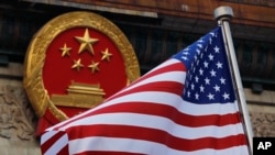 امریکايي بیرغ له چینايي ملي څلي سره