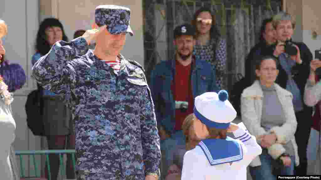 Mayıs 2 2019, Aqyar. Rosgvardiya hadimi bağça talebeleriniñ "arbiy parad"nı qabul ete