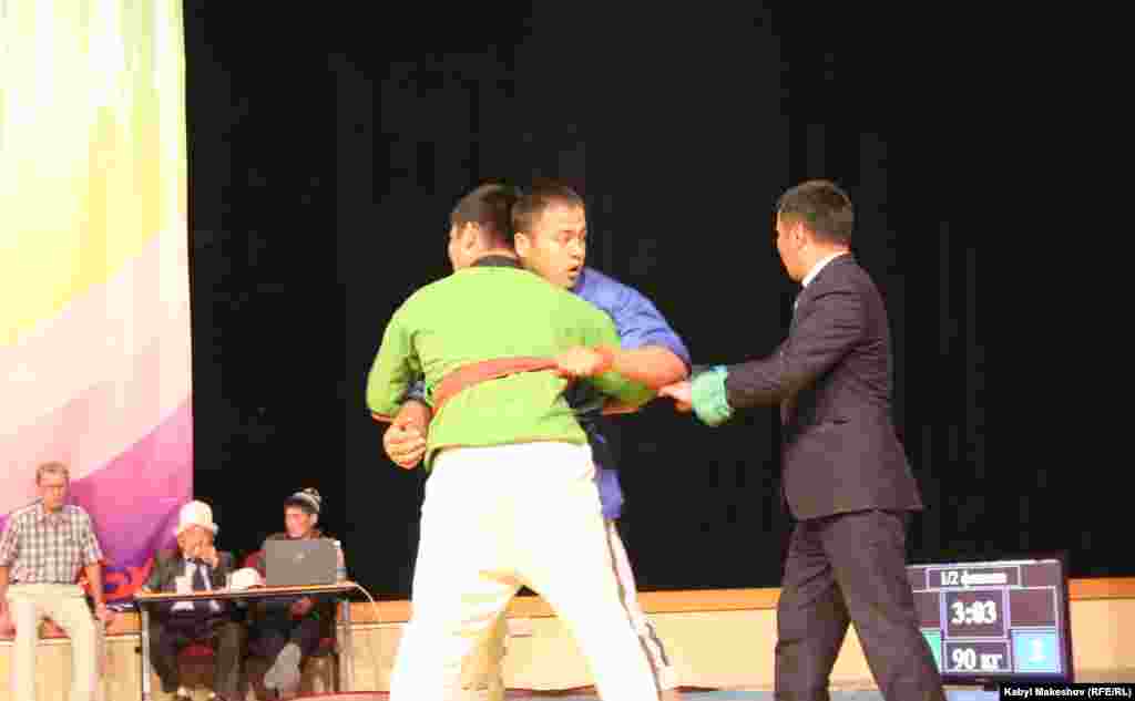 100 кило салмакта финалга чыккан жалалабаддык Чыңгыз Акканов эрежени одоно бузганы үчүн мелдештен четтетилди. Баш байге Кыргыз улуттук университетинин студенти Канимет Барпыбековго ыйгарылды.